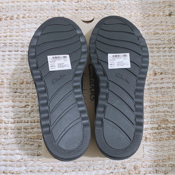 BNIB Clarks Womens Sharon Gracie Loafer 6 Wide Black Leather With Dark Tan Welt - Picture 3 of 5